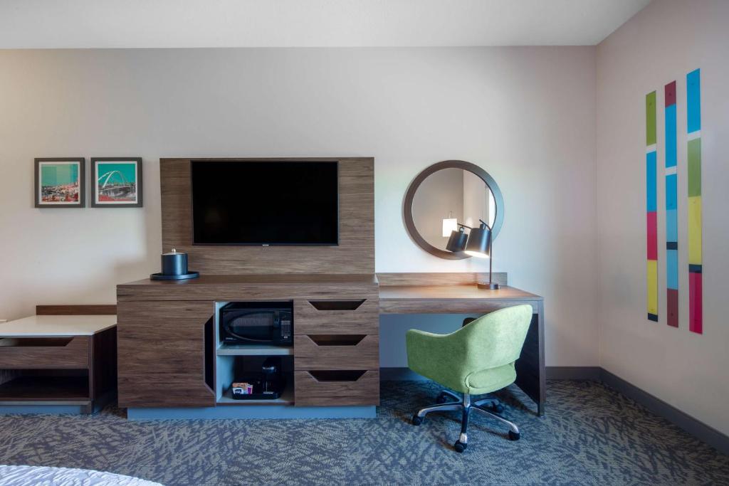 TV a/nebo společenská místnost v ubytování Hampton Inn & Suites Edmonton St. Albert, Ab