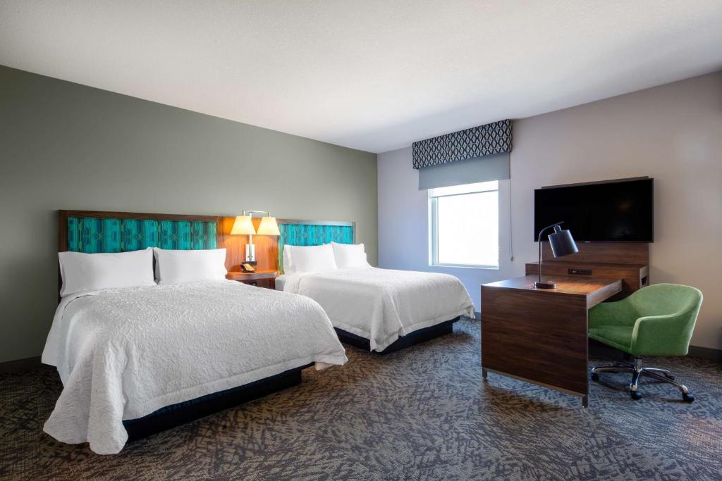 Postel nebo postele na pokoji v ubytování Hampton Inn & Suites Edmonton St. Albert, Ab