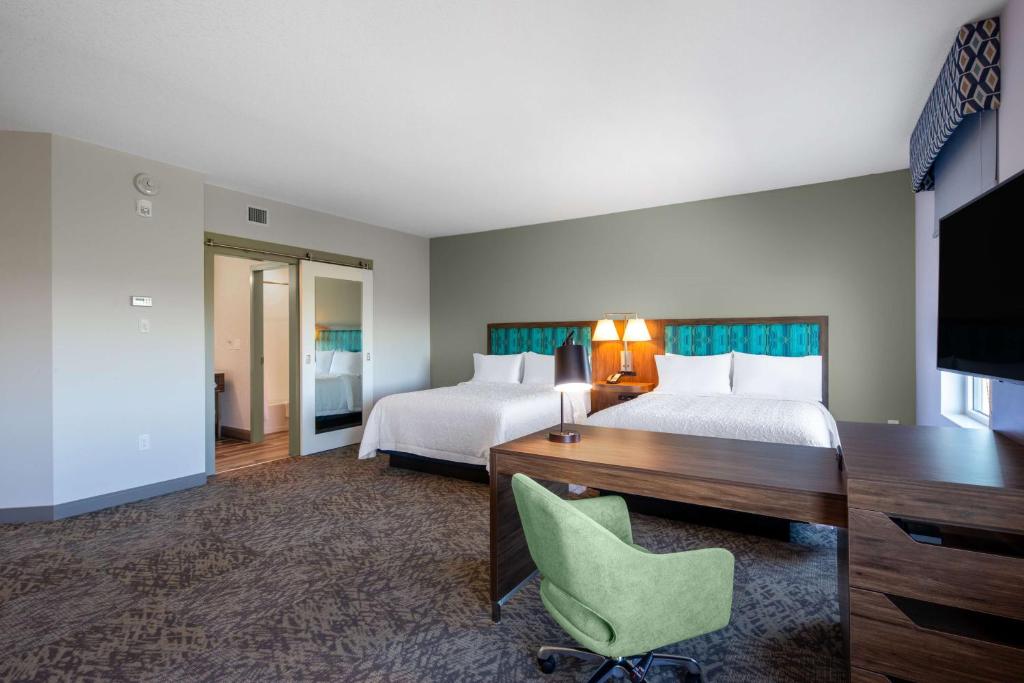 Postel nebo postele na pokoji v ubytování Hampton Inn & Suites Edmonton St. Albert, Ab