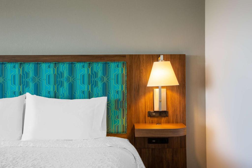 
King Room with Roll-in Shower - Mobility Accessible/Non-Smoking
