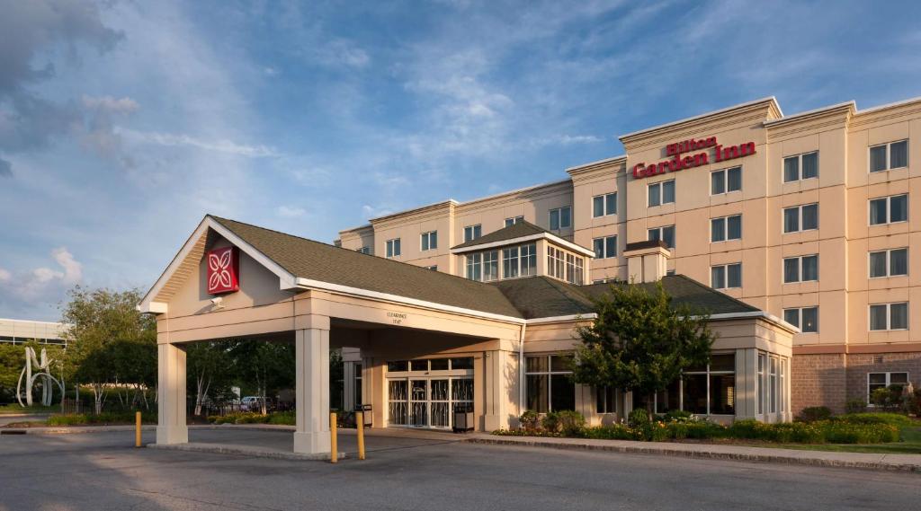 un hotel con un cartel en la parte delantera en Hilton Garden Inn Rockaway, en Rockaway