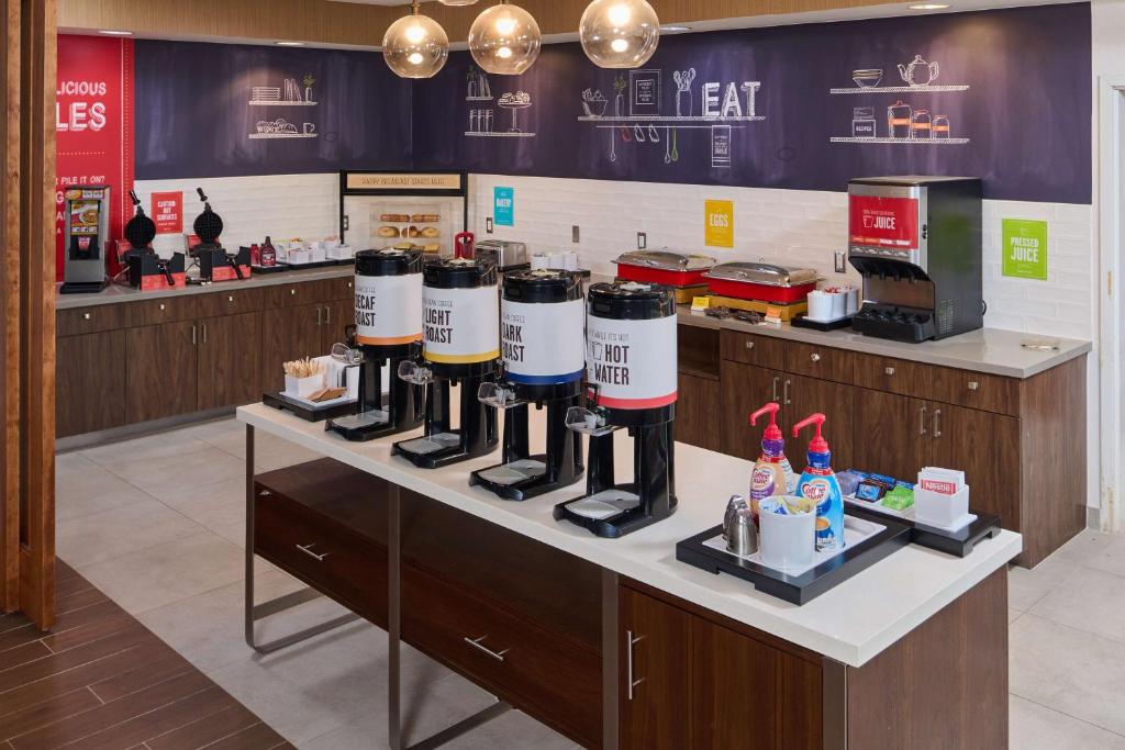 Příslušenství pro přípravu čaje a kávy v ubytování Hampton Inn Anchorage