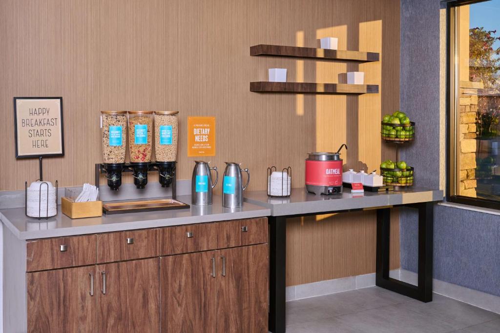 Příslušenství pro přípravu čaje a kávy v ubytování Hampton Inn Anchorage