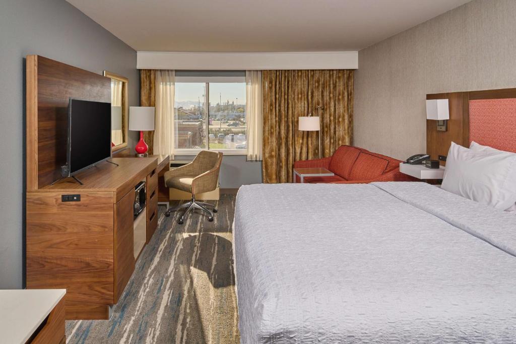 TV a/nebo společenská místnost v ubytování Hampton Inn Anchorage