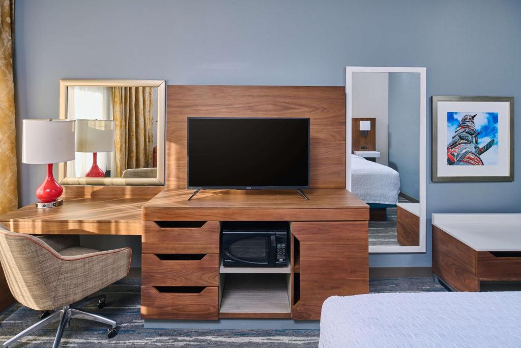 TV a/nebo společenská místnost v ubytování Hampton Inn Anchorage