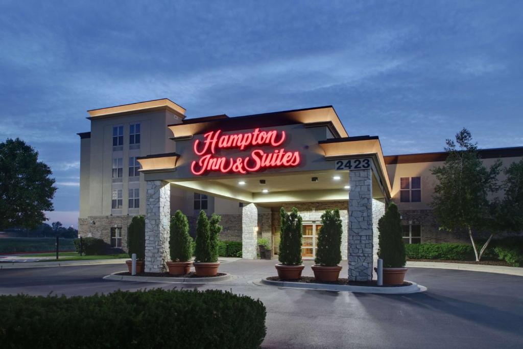 een hotel met een bord dat een ongelukkige dinosaurus lacht bij Hampton Inn & Suites Chicago/Aurora in Aurora