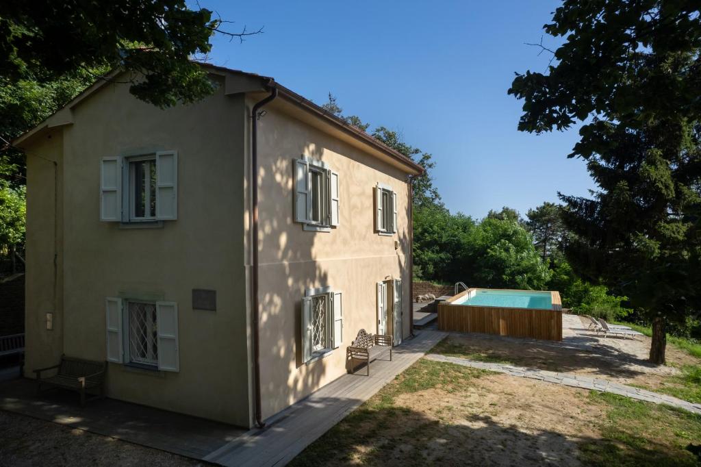 uma casa com uma piscina em frente em Casa Sul Serra em Calci
