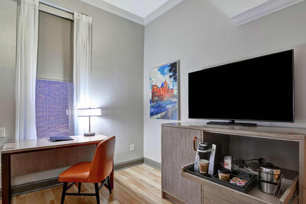 The Cincinnatian Curio Collection by Hilton - Cuarto King