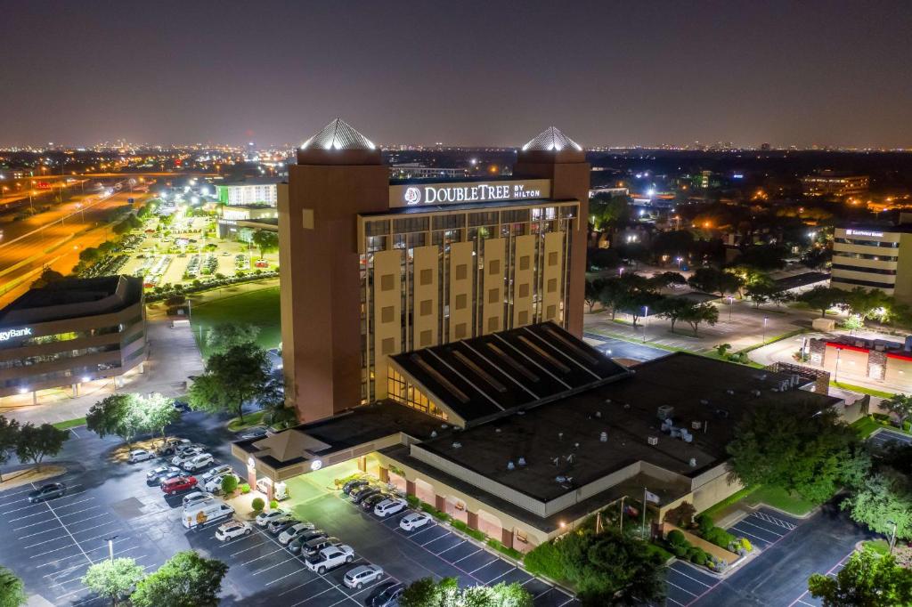 uma vista aérea de um hotel à noite em DoubleTree by Hilton Dallas/Richardson em Richardson