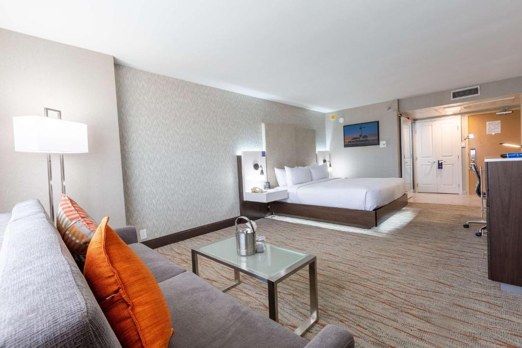 Postel nebo postele na pokoji v ubytování DoubleTree by Hilton Dallas/Richardson