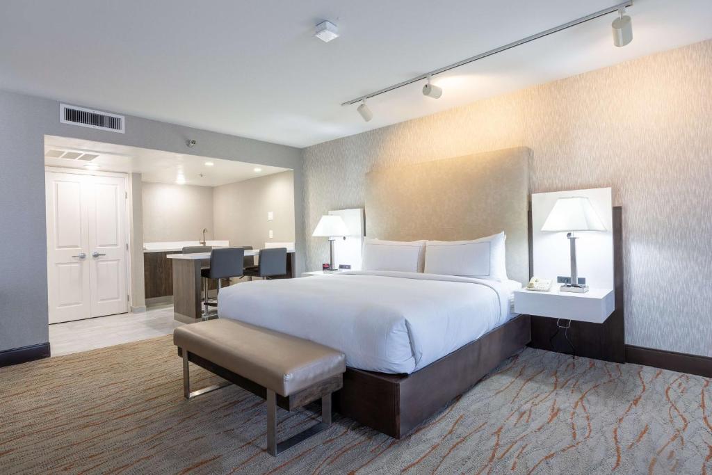Postel nebo postele na pokoji v ubytování DoubleTree by Hilton Dallas/Richardson
