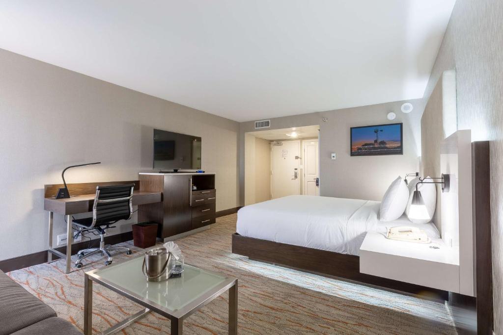 TV a/nebo společenská místnost v ubytování DoubleTree by Hilton Dallas/Richardson