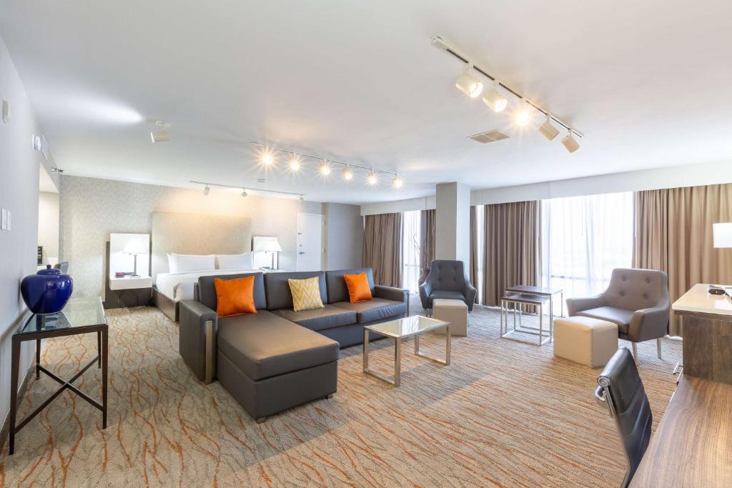 Posezení v ubytování DoubleTree by Hilton Dallas/Richardson