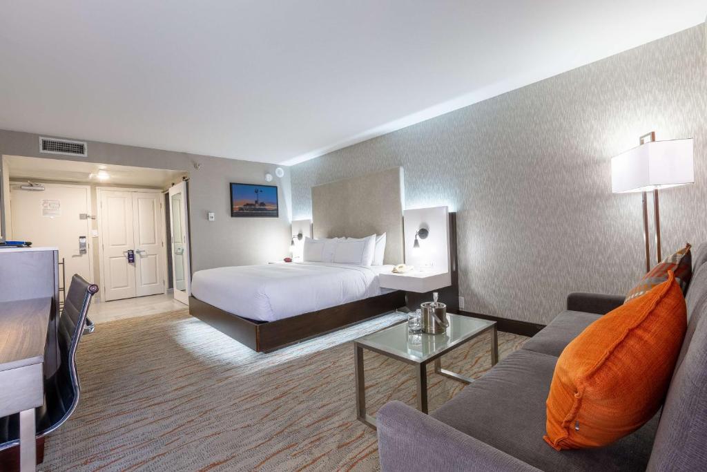 Postel nebo postele na pokoji v ubytování DoubleTree by Hilton Dallas/Richardson