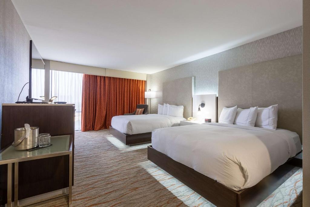 Postel nebo postele na pokoji v ubytování DoubleTree by Hilton Dallas/Richardson
