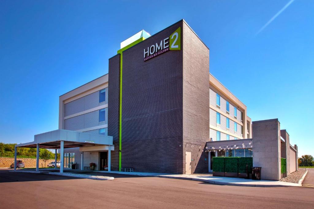 Home2 Suites By Hilton Grand Rapids South في Byron Center: مبنى عليه لوحة تدل على المنزل