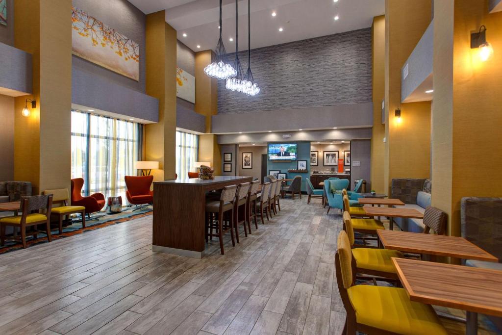 Hampton Inn & Suites-Wichita/Airport, KS photo
