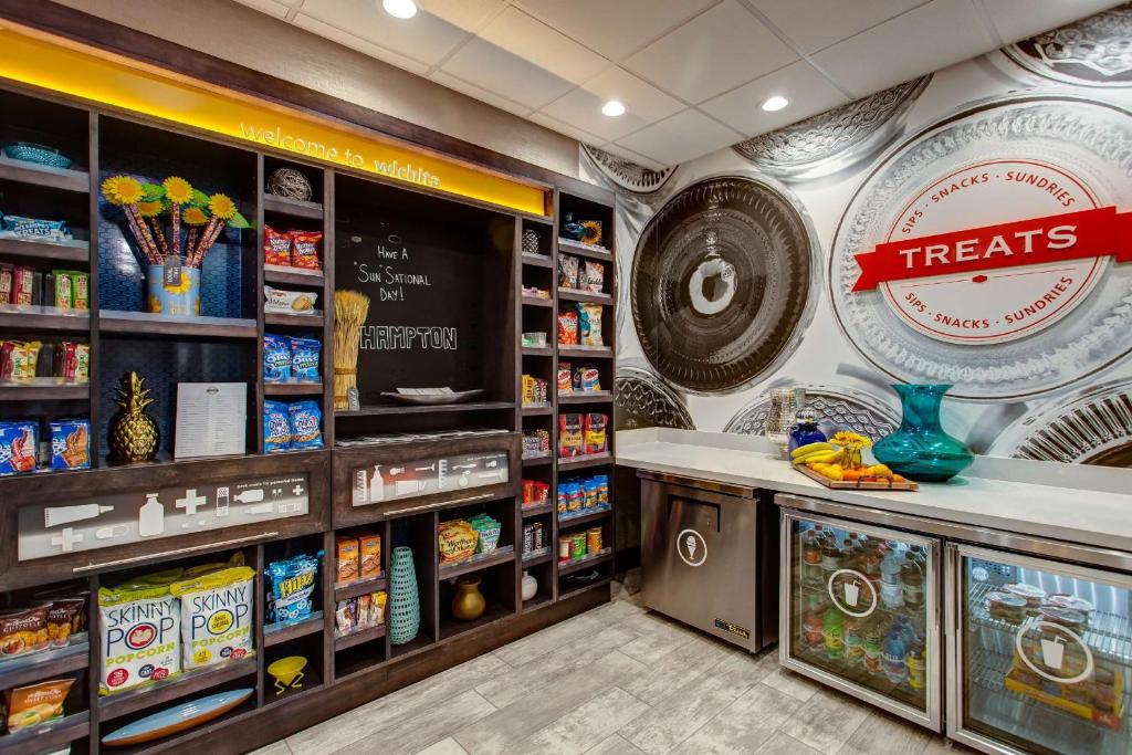 Hampton Inn & Suites-Wichita/Airport, KS photo