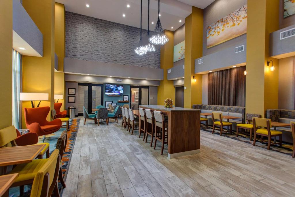 Hampton Inn & Suites-Wichita/Airport, KS photo