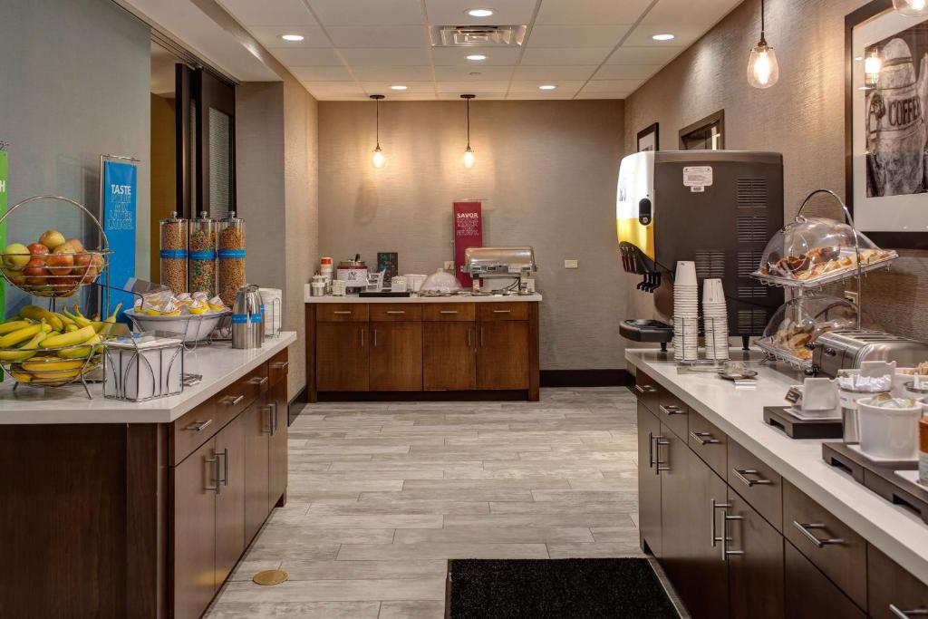 Hampton Inn & Suites-Wichita/Airport, KS photo