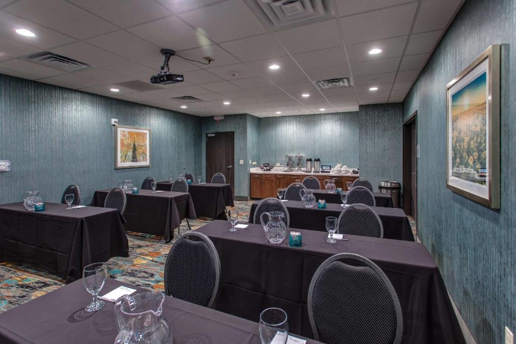 Hampton Inn & Suites-Wichita/Airport, KS photo
