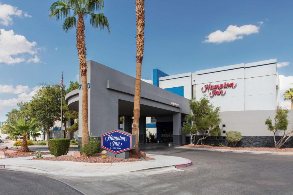 um sinal em frente a um centro comercial com palmeiras em Hampton Inn Las Vegas/Summerlin em Las Vegas