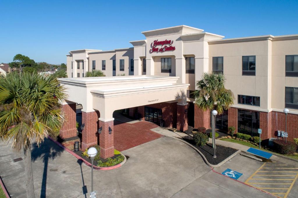 eine Darstellung der Vorderseite eines Hotels in der Unterkunft Hampton Inn & Suites Port Arthur in Port Arthur