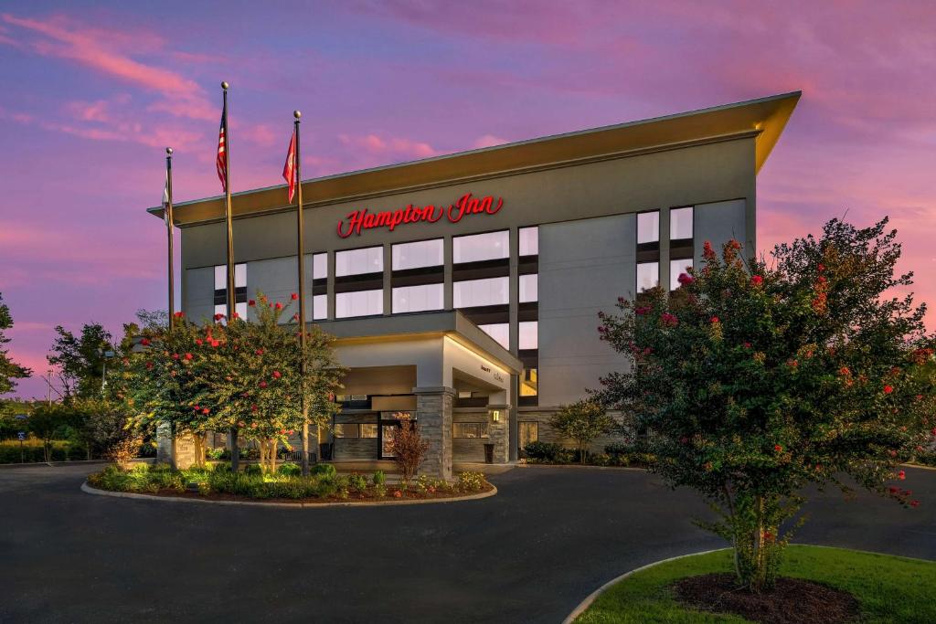 a rendering of the front of a holiday inn sign at Hampton Inn Oak Ridge Knoxville in Oak Ridge