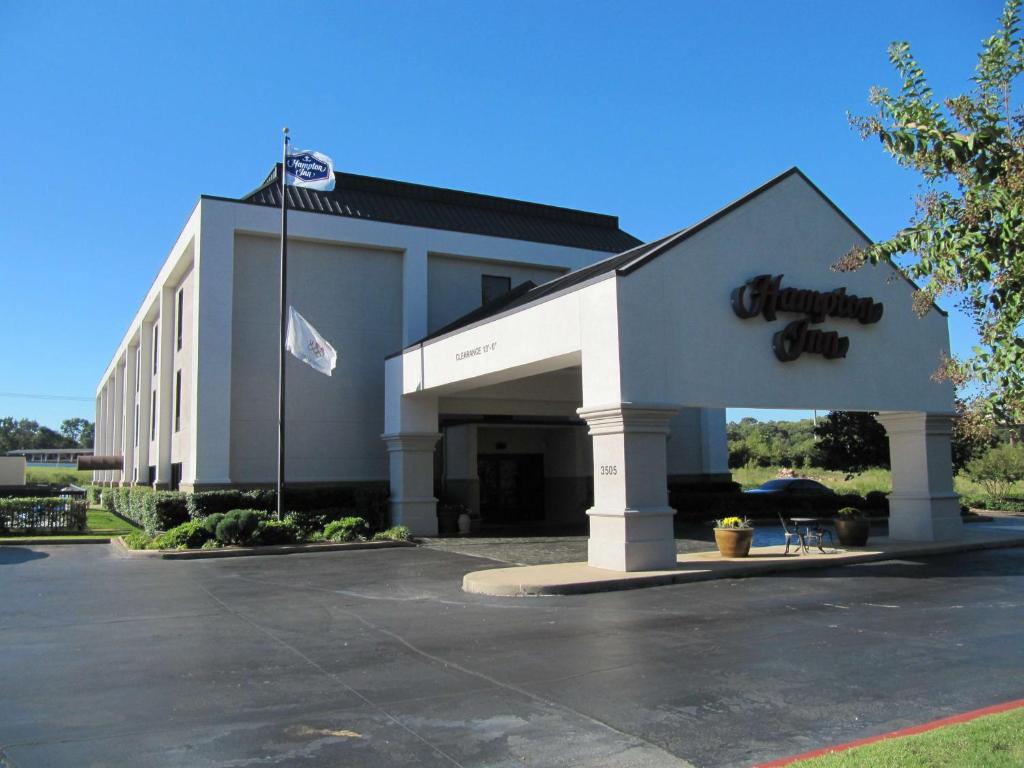 un edificio con un cartel en la parte delantera en Hampton Inn Lindale/Tyler, en Lindale