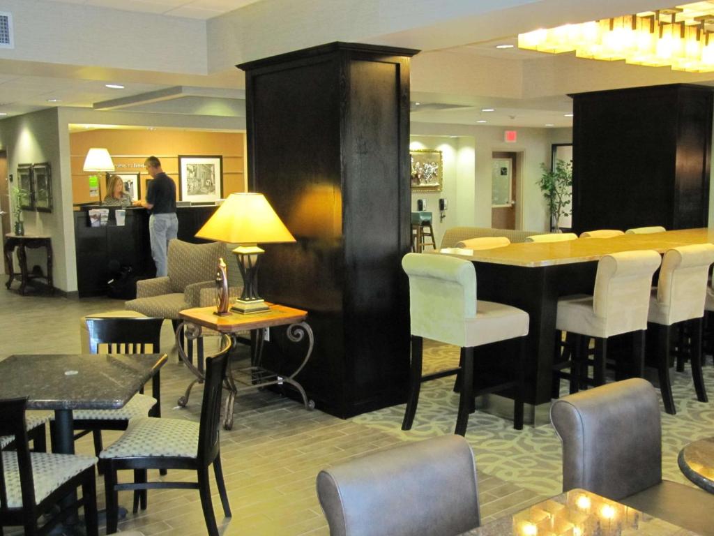 Posezení v ubytování Hampton Inn Lindale/Tyler