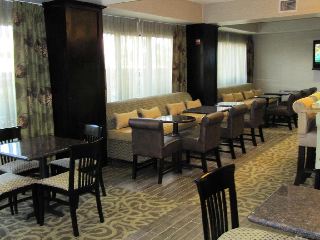 Posezení v ubytování Hampton Inn Lindale/Tyler