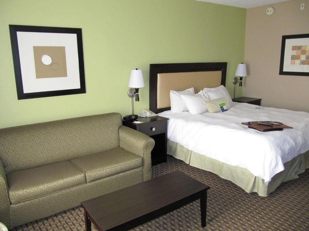 Postel nebo postele na pokoji v ubytování Hampton Inn Lindale/Tyler