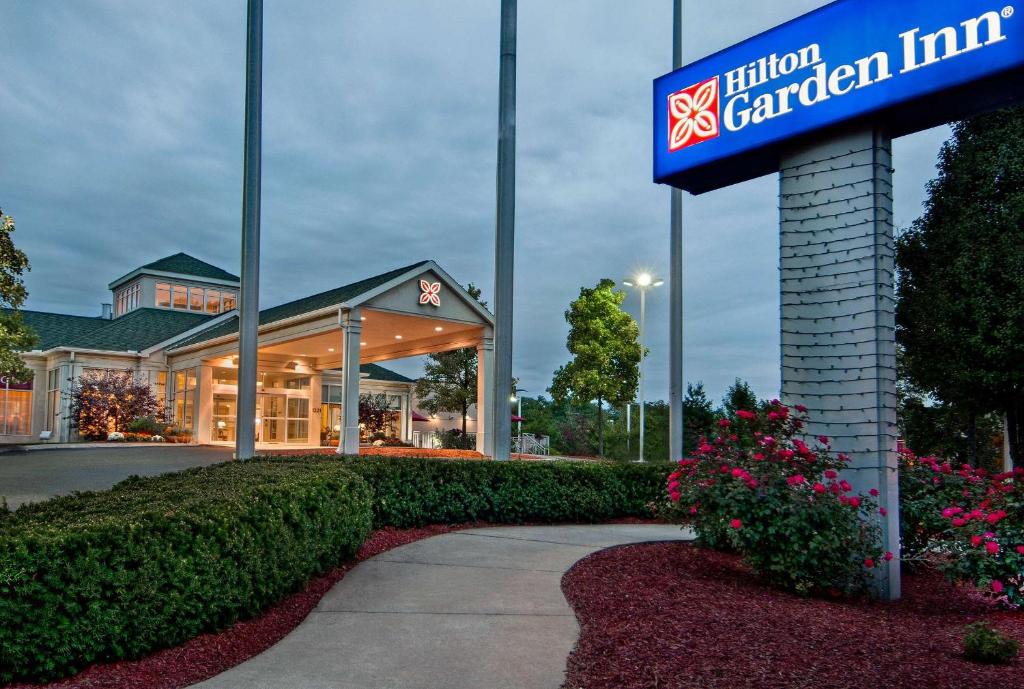 una señal de hotel en la posada del jardín frente a un edificio en Hilton Garden Inn State College en State College