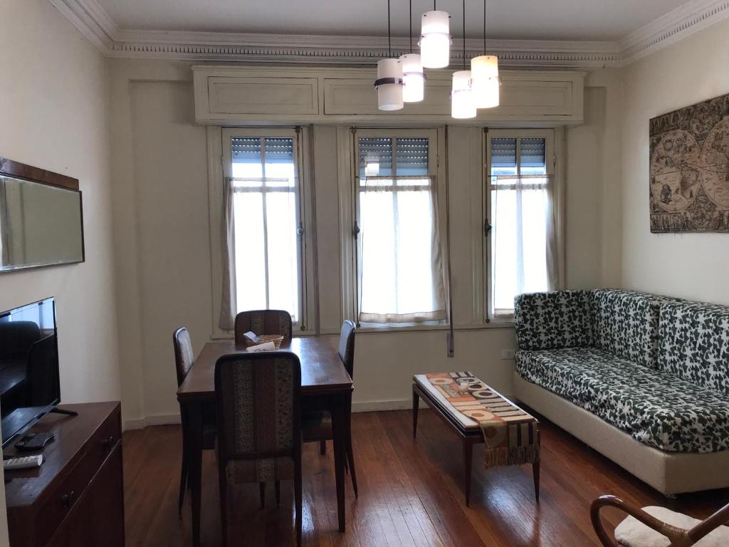 uma sala de estar com um sofá e uma mesa em The Wall Montevideo [ 105 ] Live in the Old Town em Montevidéu