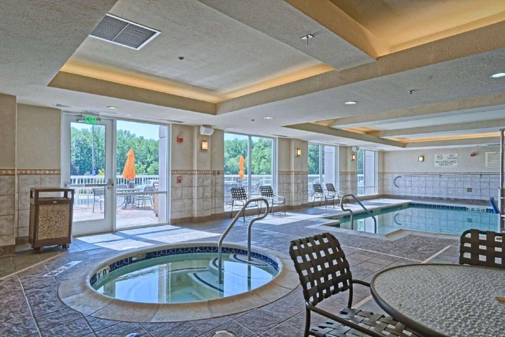 Bazén v ubytování Hilton Garden Inn by Hilton Mount Laurel nebo v jeho okolí