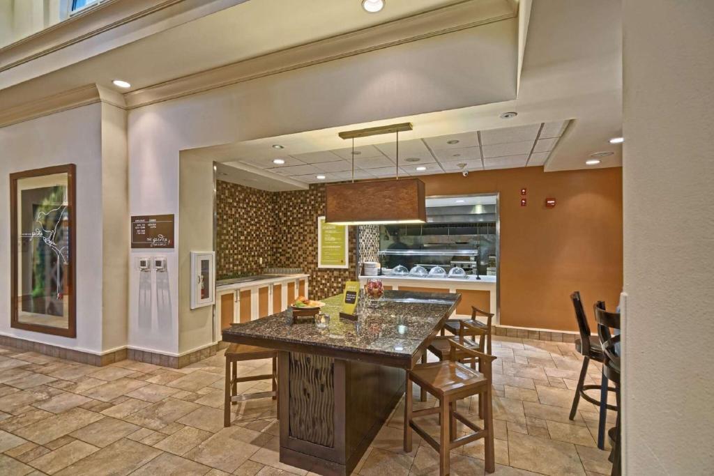 Kuchyň nebo kuchyňský kout v ubytování Hilton Garden Inn by Hilton Mount Laurel
