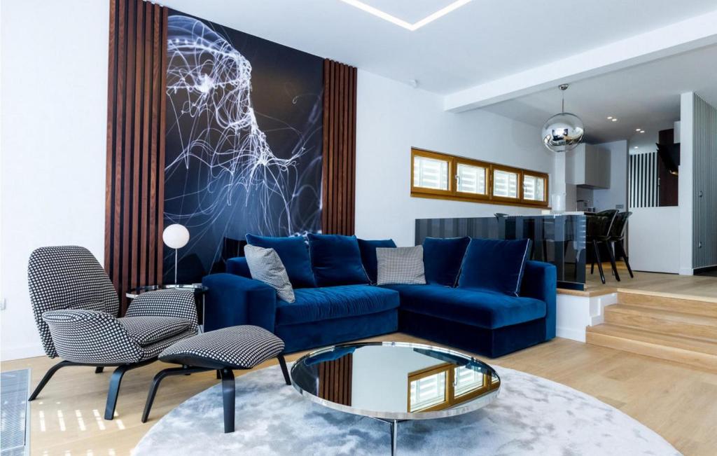sala de estar con sofá azul y mesa en Villa Salvia, en Petrčane