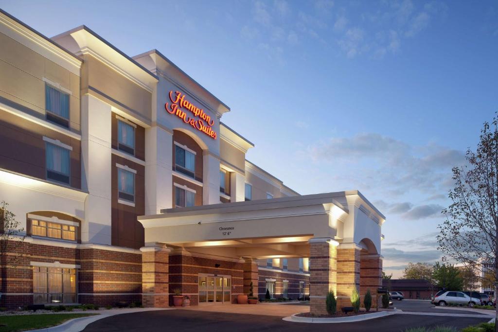 eine Darstellung der Vorderseite eines Hotels in der Unterkunft Hampton Inn & Suites Saginaw in Saginaw