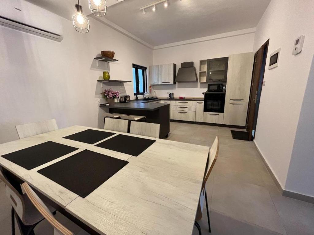 cocina y comedor con mesa y sillas en Large 3 Bedroom Apartment, en Pembroke