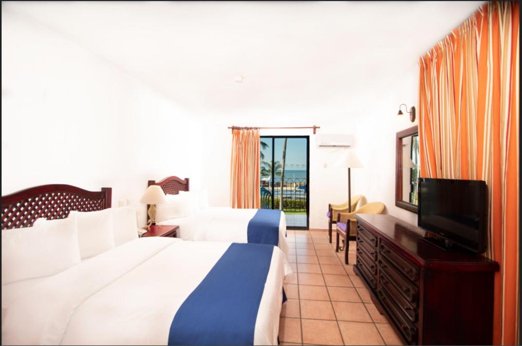 Postel nebo postele na pokoji v ubytování Grand Decameron Complex Bucerias, A Trademark All-Inclusive Resort