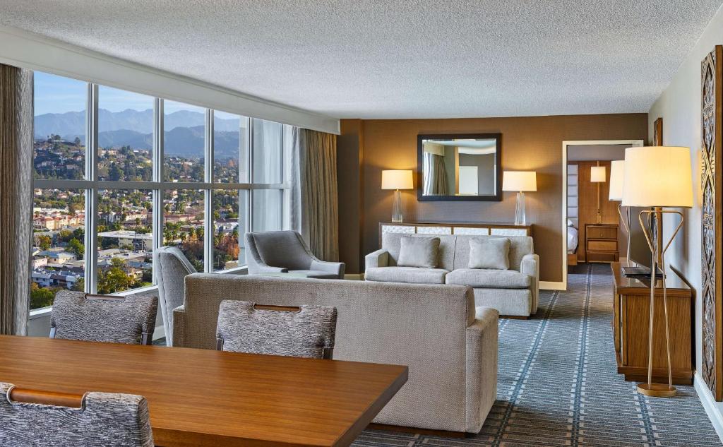Hilton Los Angeles North-Glendale & Executive Meeting Center - 
