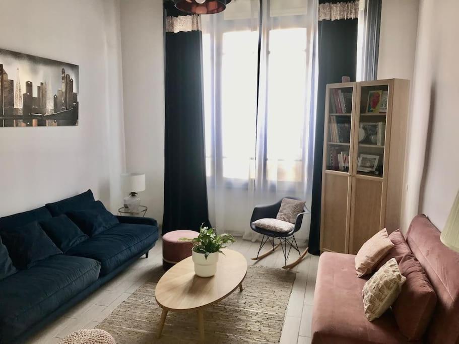 un salon avec un canapé bleu et une table dans l'établissement Maison hypercentre et bord de mer, à Villers-sur-Mer