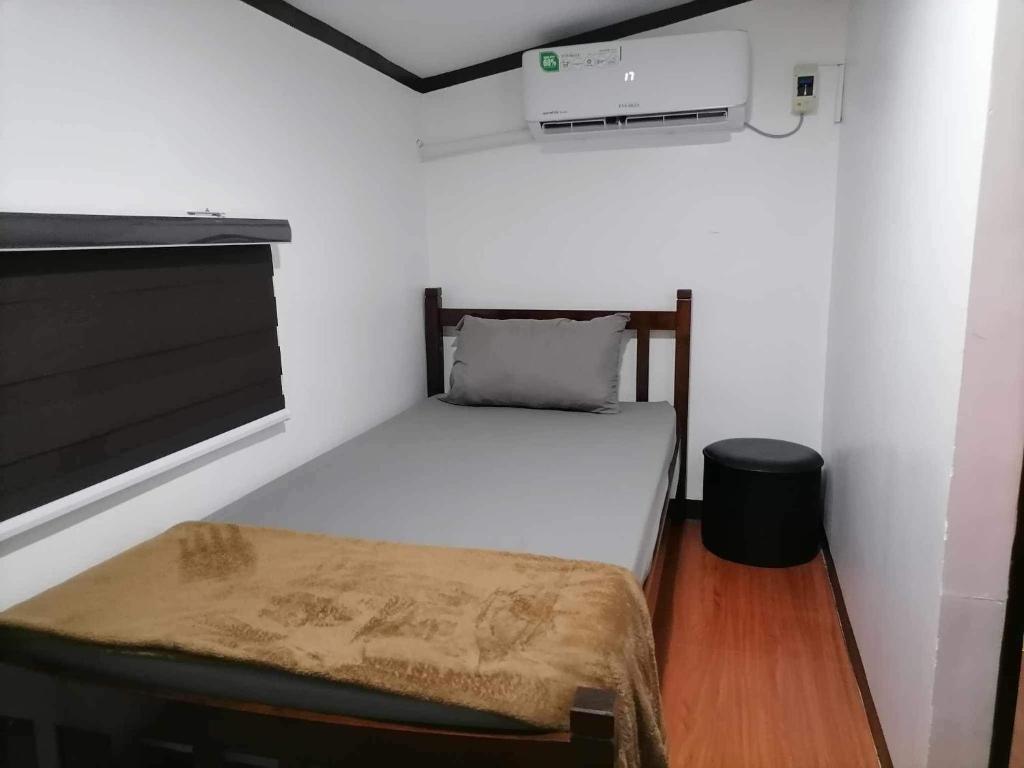 ein kleines Schlafzimmer mit einem Bett in einem Zimmer in der Unterkunft Mini Home Traveller’s Inn 