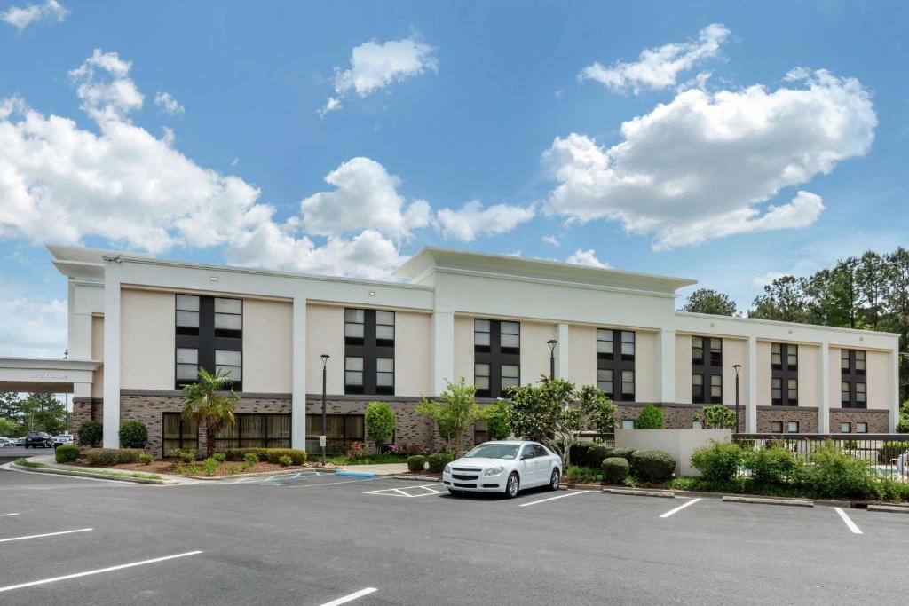 a white car parked in front of a building at Hampton Inn Brookhaven in Brookhaven