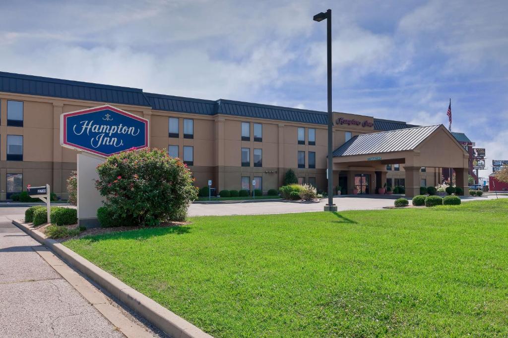 a hotel with a sign in front of a building at Hampton Inn Marion in Marion