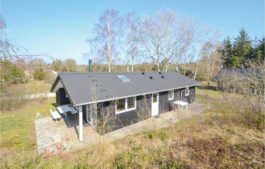 una pequeña casa en un campo con pájaros en el techo en Stunning Home In Grenaa With 3 Bedrooms And Wifi, en Fuglsang