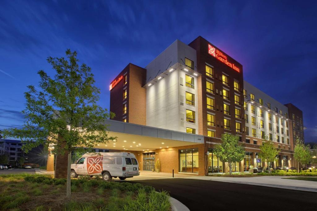 un hôtel avec une camionnette garée devant dans l'établissement Hilton Garden Inn Durham-University Medical Center, à Durham