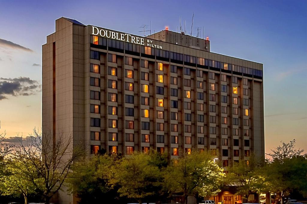 un edificio con un cartel en la parte superior en DoubleTree by Hilton Hotel St. Louis - Chesterfield, en Chesterfield