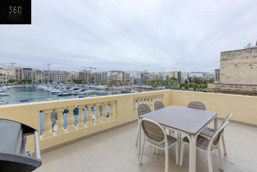- Balcón con mesa y sillas y vistas al puerto en Marina VIEW APT SLPs 9 with private terrace & BBQ by 360 Estates, en Taʼ Xbiex