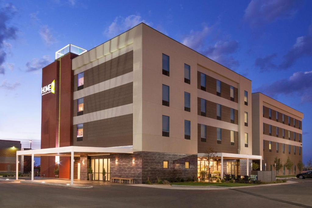 ein Bürogebäude mit einem beleuchteten Schild darauf in der Unterkunft Home2 Suites by Hilton Amarillo West Medical Center in Amarillo